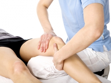 Fisioterapeuta realizando una técnica de rehabilitación de la rodilla